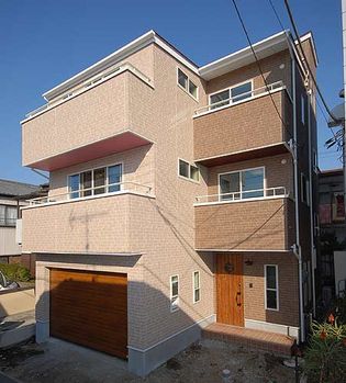 「屋上のある3階建てガレージハウス」